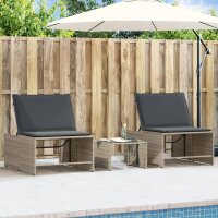 vidaXL Sonnenliegen 2 Stk. mit Tisch Hellgrau Poly Rattan